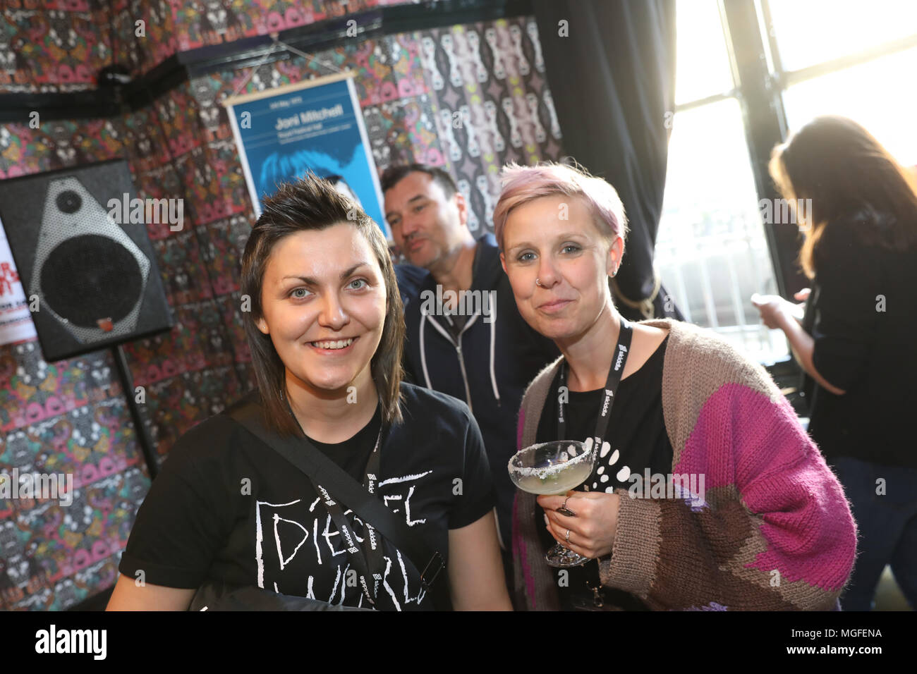 Brighton, Regno Unito, 26 aprile 2018. Le donne nella musica da ballo collettivo di launch party come parte della Brighton Music Conference 2018. Il 26 aprile 2018. Il Regno Unito è primo electronic music conference ritorna per il suo quinto anno di Brighton Dome e vari luoghi della città dal 25 - 28 aprile 2018. Native Instruments presenta le donne nella musica da ballo collettiva evento di networking in collaborazione con lei ha detto così, PRS Keychange Initiative & donne producono musica & KOKORO GIN. Solo la sua Foto Stock