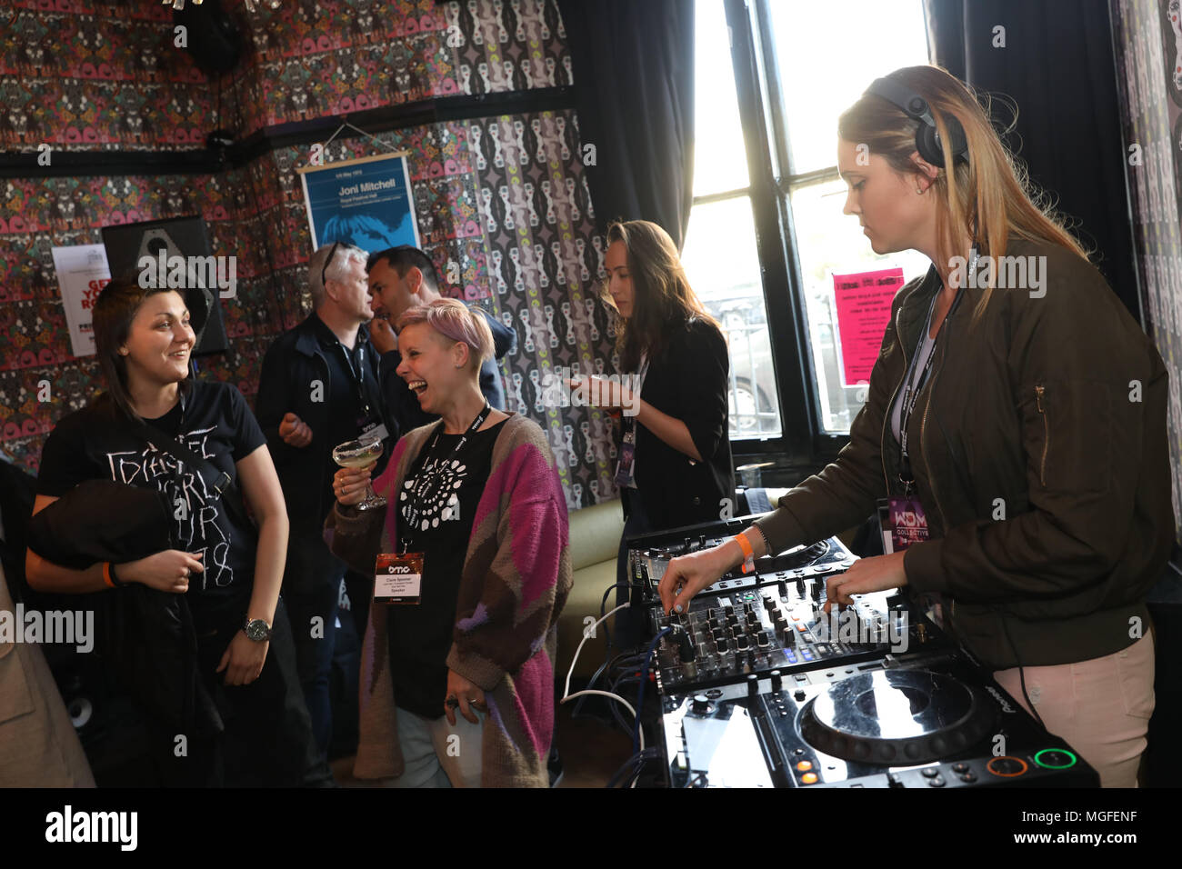 Brighton, Regno Unito, 26 aprile 2018. Le donne nella musica da ballo collettivo di launch party come parte della Brighton Music Conference 2018. Il 26 aprile 2018. Il Regno Unito è primo electronic music conference ritorna per il suo quinto anno di Brighton Dome e vari luoghi della città dal 25 - 28 aprile 2018. Native Instruments presenta le donne nella musica da ballo collettiva evento di networking in collaborazione con lei ha detto così, PRS Keychange Initiative & donne producono musica & KOKORO GIN. Foto Stock