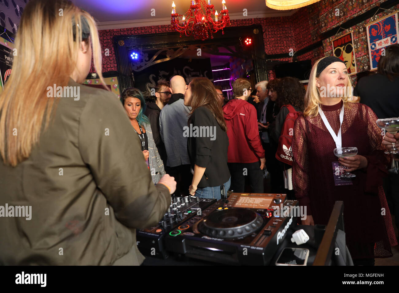 Brighton, Regno Unito, 26 aprile 2018. Le donne nella musica da ballo collettivo di launch party come parte della Brighton Music Conference 2018. Il 26 aprile 2018. Il Regno Unito è primo electronic music conference ritorna per il suo quinto anno di Brighton Dome e vari luoghi della città dal 25 - 28 aprile 2018. Native Instruments presenta le donne nella musica da ballo collettiva evento di networking in collaborazione con lei ha detto così, PRS Keychange Initiative & donne producono musica & KOKORO GIN. Foto Stock