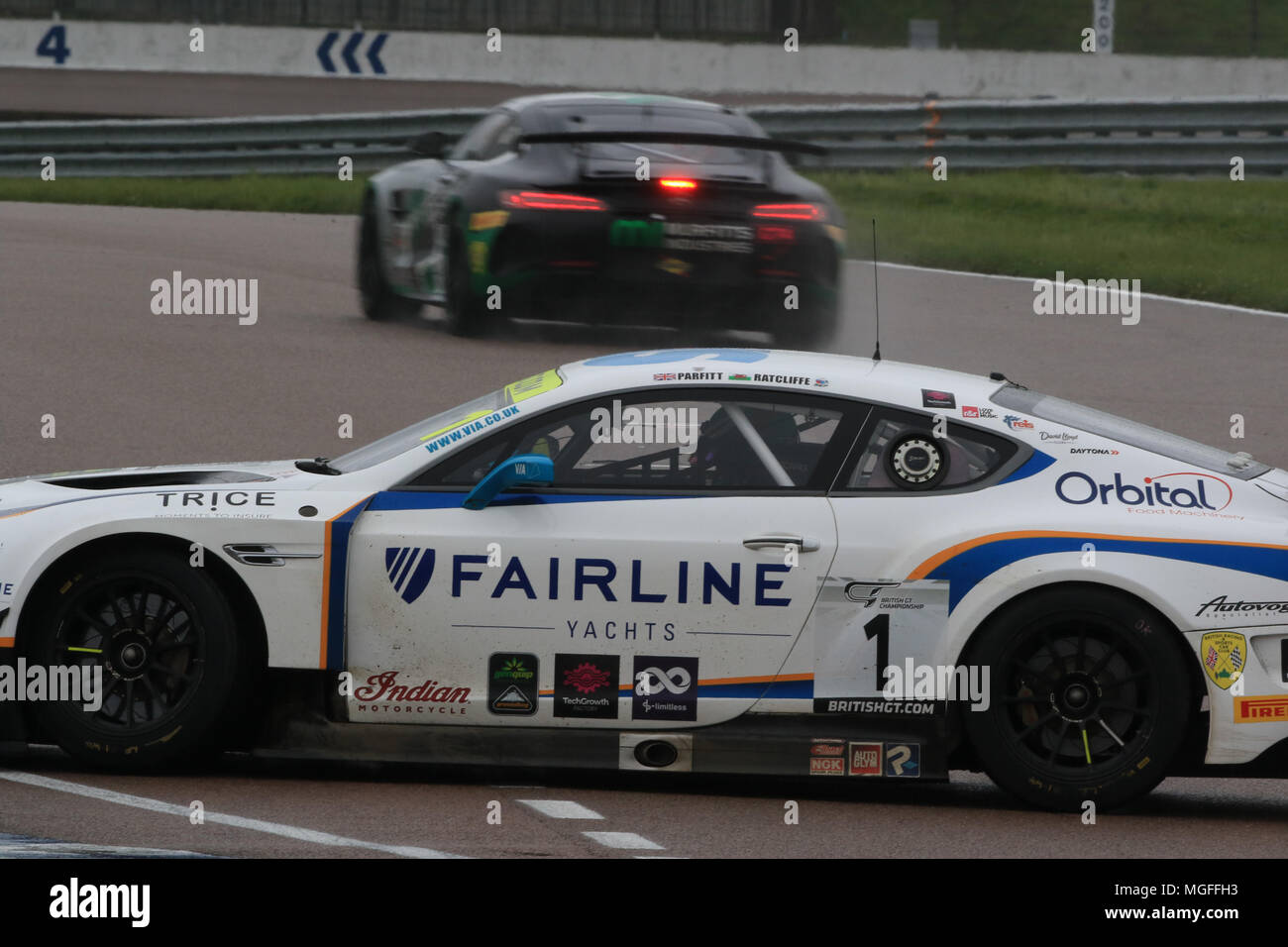 Rockingham, Regno Unito. 28 apr, 2018. Il Team Parker racing car di Rick Parfitt Jnr e Ryan Ratcliffe avente filate sul circuito Foto Stock