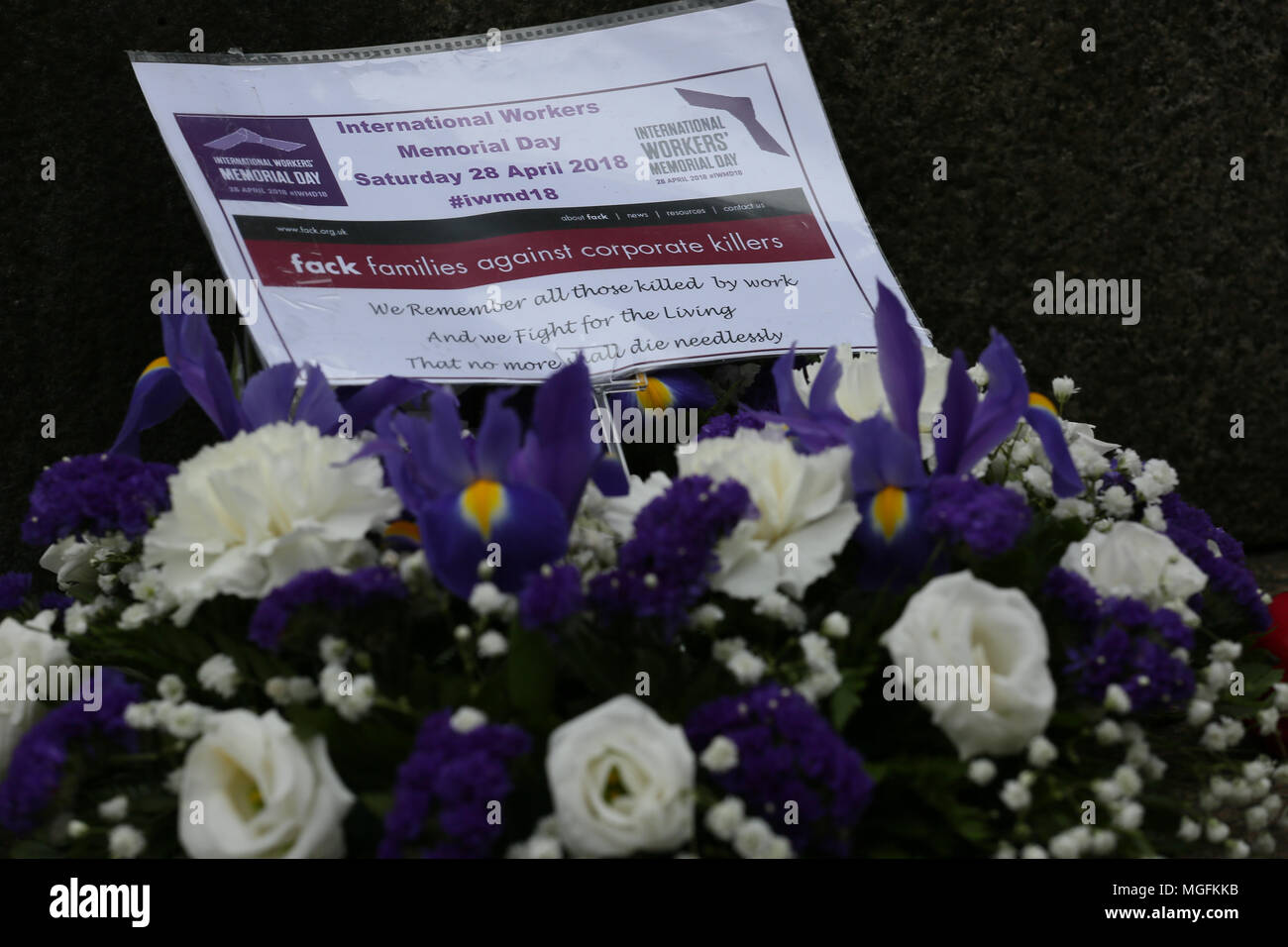 Manchester, Regno Unito, 28 aprile 2018. Una ghirlanda di fiori sui lavoratori internazionale Memorial Day, Albert Square, Manchester , 28 aprile 2018 (C)Barbara Cook/Alamy Live News Foto Stock