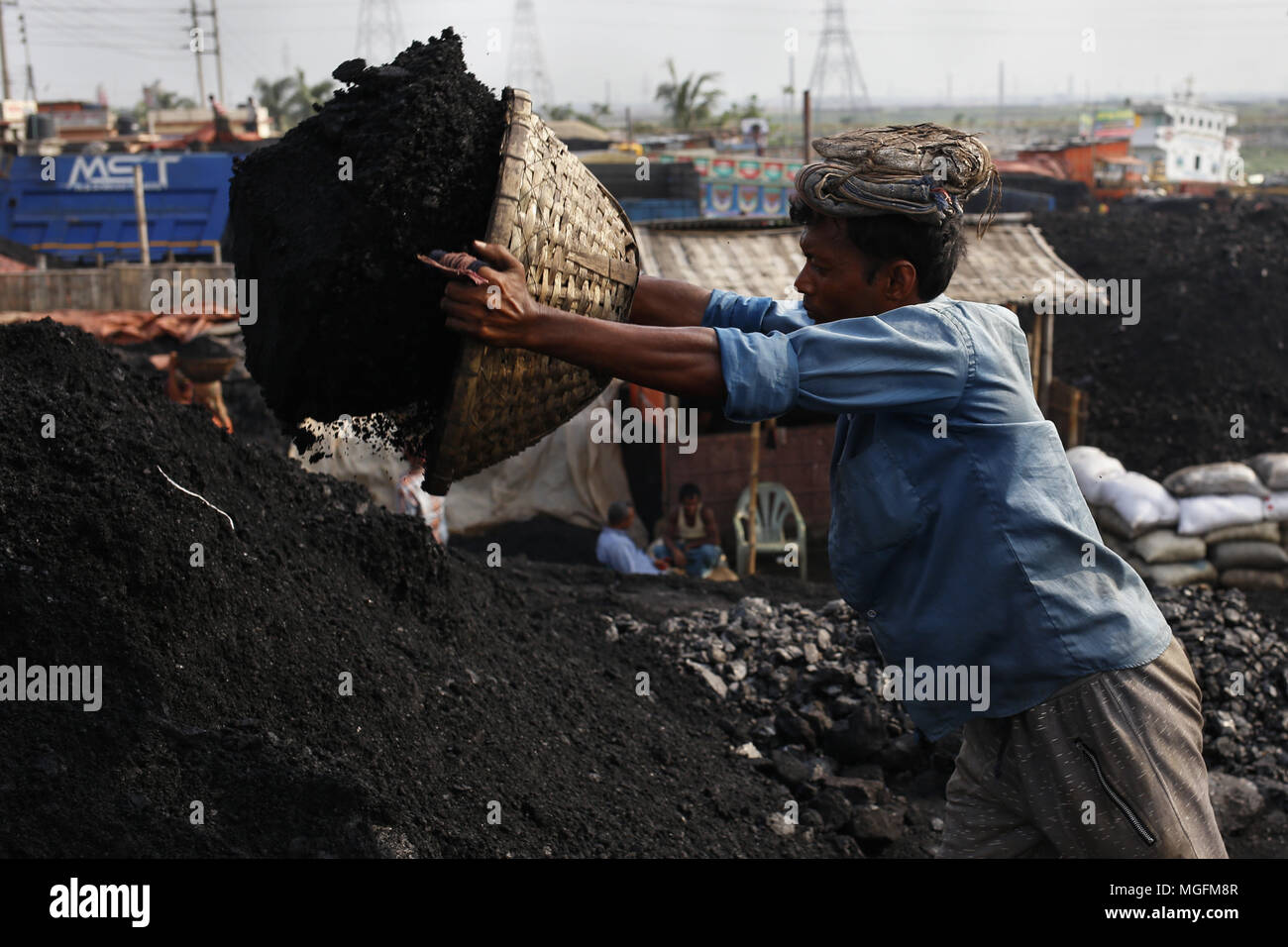 Dacca in Bangladesh. 28 apr, 2018. Un lavoro fornisce il carbone da un carico a un mercato all'ingrosso a Dhaka. Credito: Md. Mehedi Hasan/ZUMA filo/Alamy Live News Foto Stock