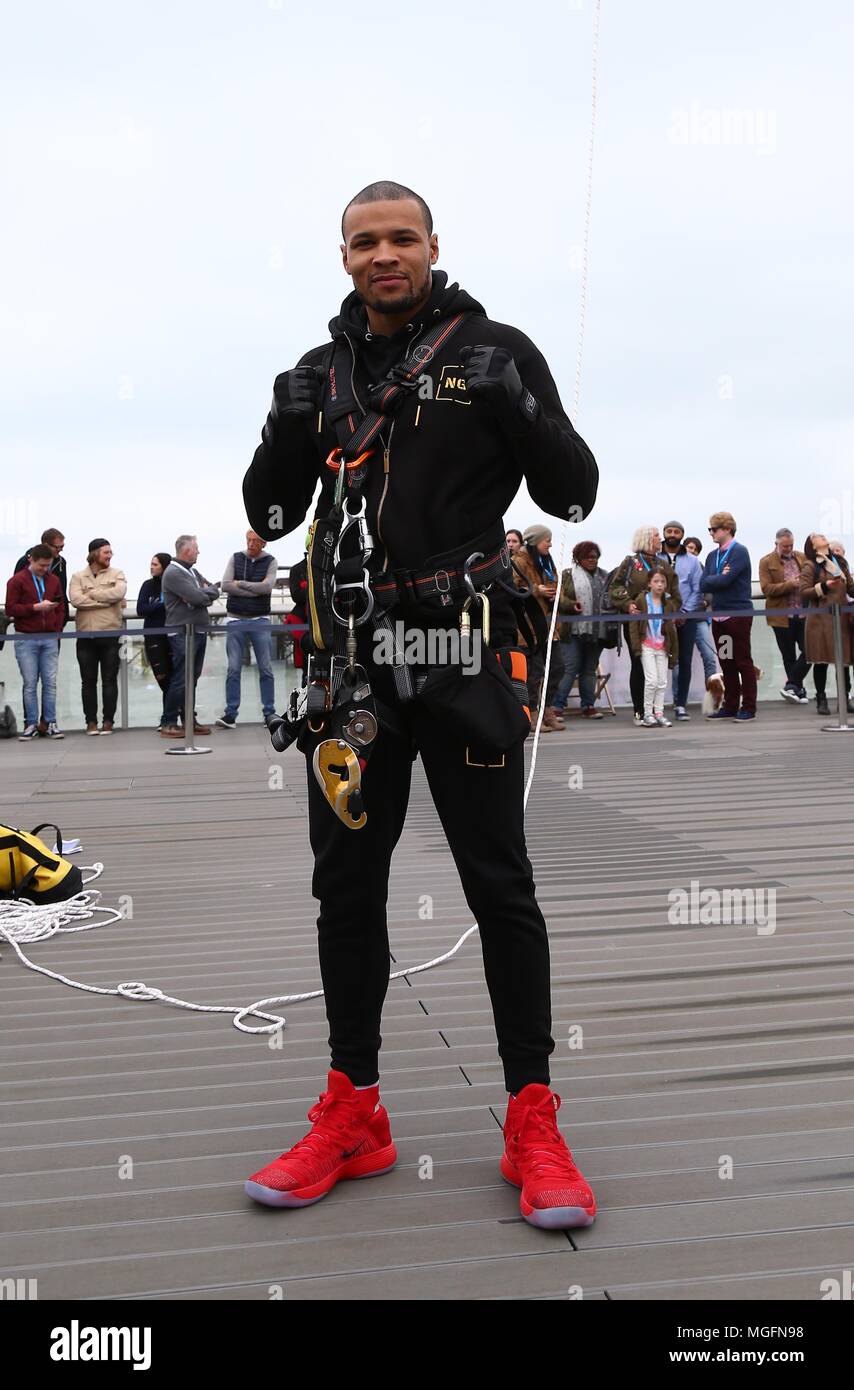 Brighton, Sussex Regno Unito 28 aprile 2018 - British Middleweight e Super-middleweight boxer Chris Eubank Jr Abseils 450 piedi da Brighton iconici British Airways i360 torre di osservazione pod durante una carità calata in aiuto dei bambini Rockinghorse carità il braccio di raccolta fondi della Royal Alexandra ospedale per bambini in Brighton. Credito: James Boardman/Alamy Live News Credito: James Boardman/Alamy Live News Foto Stock