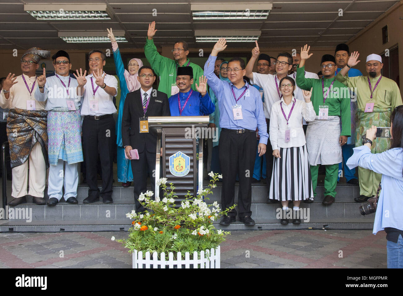 Kuala Lumpur, Selangor, Malaysia. 28 apr, 2018. Tutti i candidati per il Pandan Il Parlamento visto che mostra i loro politici gesti con le mani alla nomina giorno tenutasi presso la sala MPAJ.Malaysia ha organizzato una giornata di candidatura per la XIV elezioni generali del 28 aprile 2018. Presidente del popolo partito Giustizia (PKR) Wan Azizah nominato come candidato per la Pakatan Harapan dovrebbe difendere la sede di opposizione al parlamento Pandan (P100) a Kuala Lumpur. Ella sarà una sfida da Dato' Leong Kok Wee da Barisan Nasional (BN), Mohamed Sukri Omar dal malese partito islamico (PAS), Jenice Lee da parte Foto Stock