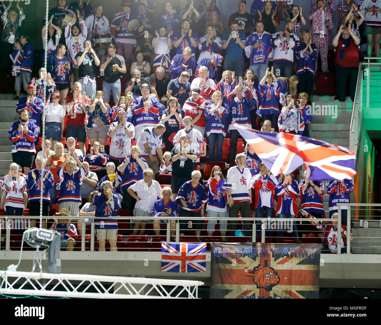 Budapest, Ungheria. Il 28 aprile 2018. Il British sostenitori il tifo per il team durante il 2018 IIHF Hockey su ghiaccio nel Campionato del Mondo Divisione I Gruppo un match tra Ungheria e Gran Bretagna a Laszlo Papp Budapest Sports Arena Il 28 aprile 2018 a Budapest, Ungheria. Credito: Laszlo Szirtesi/Alamy Live News Foto Stock