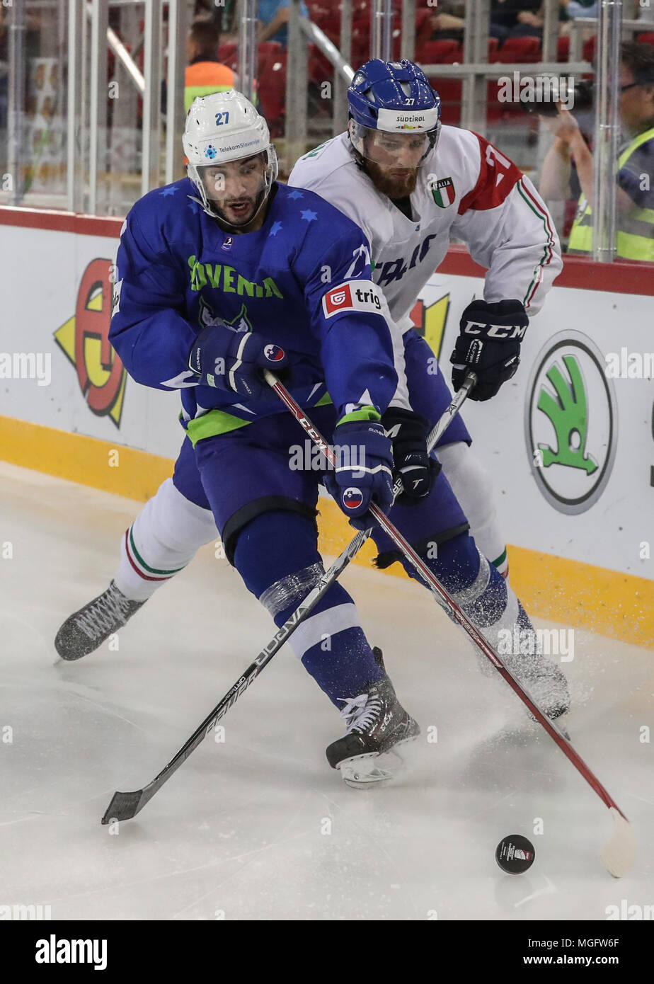 Budapest, Ungheria. 28 apr, 2018. Italia Thomas Larkin (R) il sistema VIES con la Slovenia Bostjan Golicic durante la divisione I Gruppo un match tra Italia e Slovenia al 2018 IIHF Hockey su ghiaccio il Campionato Mondiale di Budapest, Ungheria, il 28 aprile 2018. L'Italia ha vinto 4-3. Credito: Csaba Domotor/Xinhua/Alamy Live News Foto Stock