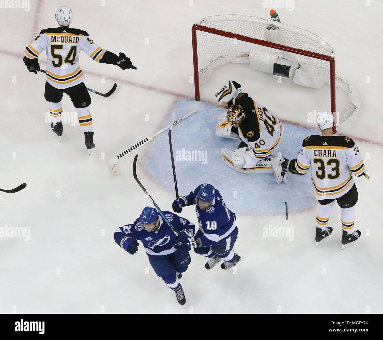 Tampa, Florida, Stati Uniti d'America. 28 apr, 2018. DIRK SHADD | Orari.Tampa Bay Lightning giocatori celebrare un secondo periodo obiettivo da Tampa Bay Lightning defenceman Mikhail Sergachev (98) come Boston Bruins defenceman Adam McQuaid (54) punti per Boston Bruins goaltender Tuukka Rask (40) Lama pattinare sul ghiaccio durante il gioco 1 della Eastern Conference semifinale partita di spareggi della tazza di Stanley tra il Tampa Bay Lightning e dei Boston Bruins Sabato, 28 aprile 2018 a Tampa. Il Boston Bruins ha protestato l'obiettivo ma sono state ignorate dai funzionari. Credito: Dirk Shadd/Tampa Bay volte/ZUMA filo/Alamy Live News Foto Stock