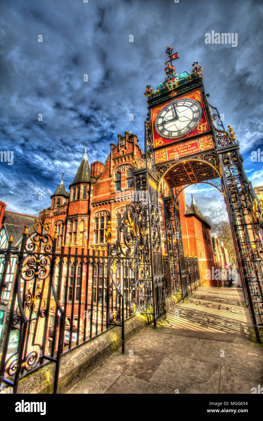 Città di Chester, Inghilterra. Vista artistica di John Douglas progettato Eastgate Clock, sulla parte superiore dell'Eastgate sezione della parete della città. Foto Stock