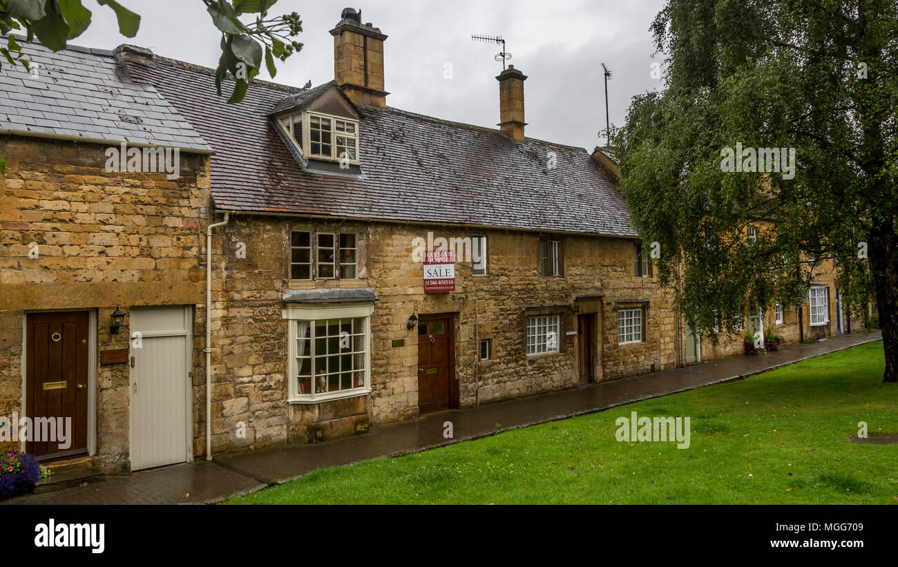 Cotswold calcare adorna la facciata di queste eleganti villette a schiera nella pittoresca città di mercato superiore della strada di Chipping Campden-one è in vendita Foto Stock