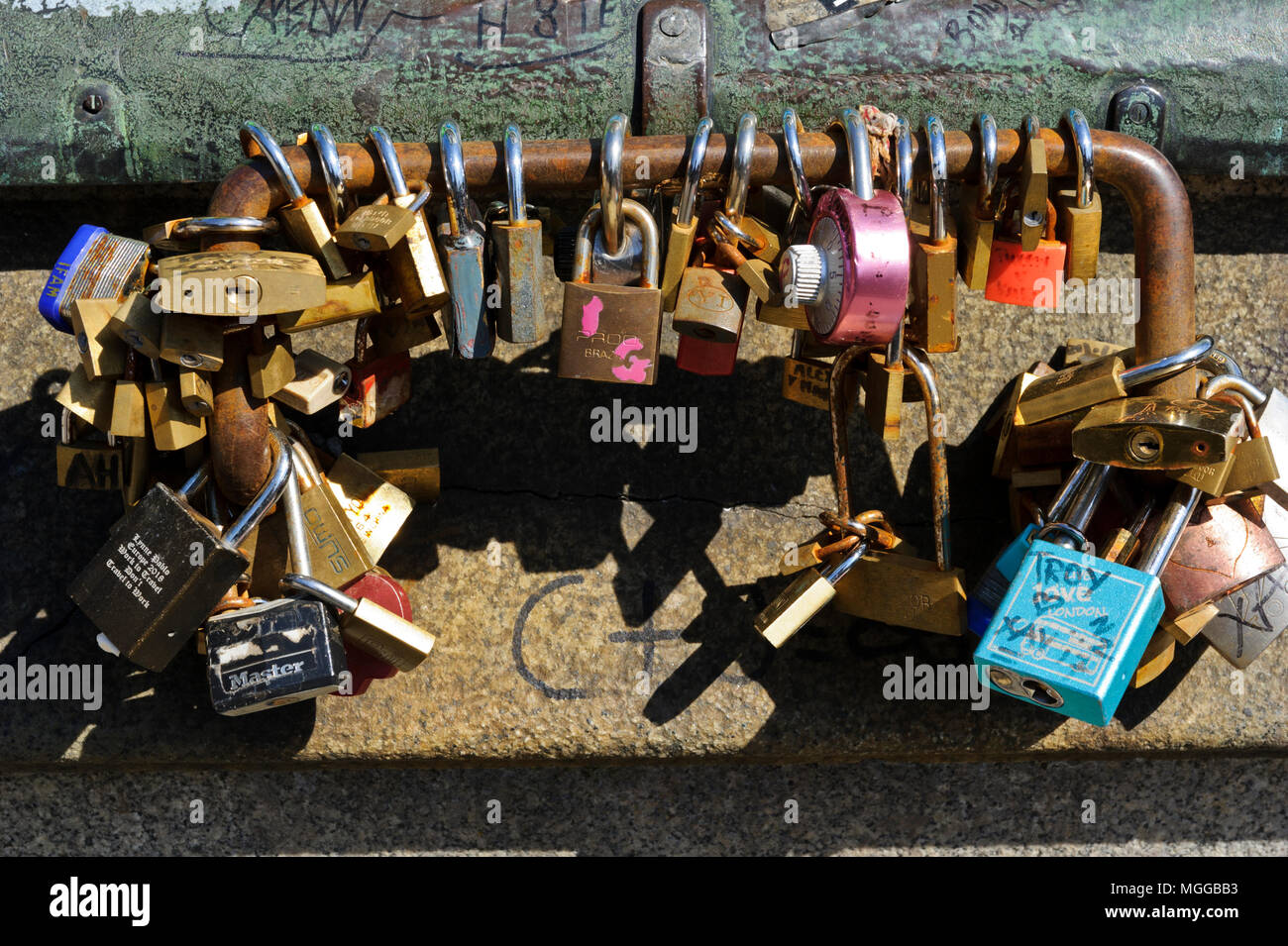 Gli amanti del simbolico bloccato lucchetti ad una maniglia in metallo, imbarco, London, Regno Unito Foto Stock