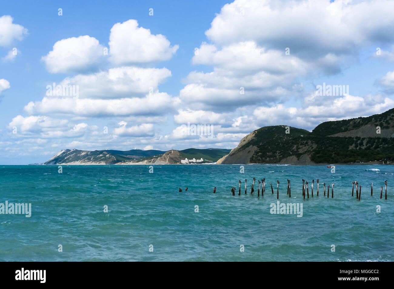Il mar Nero e le montagne del Caucaso vicino al villaggio di Bolshoy Utrish, Regione Krasnodar, Russia in estate. Foto Stock