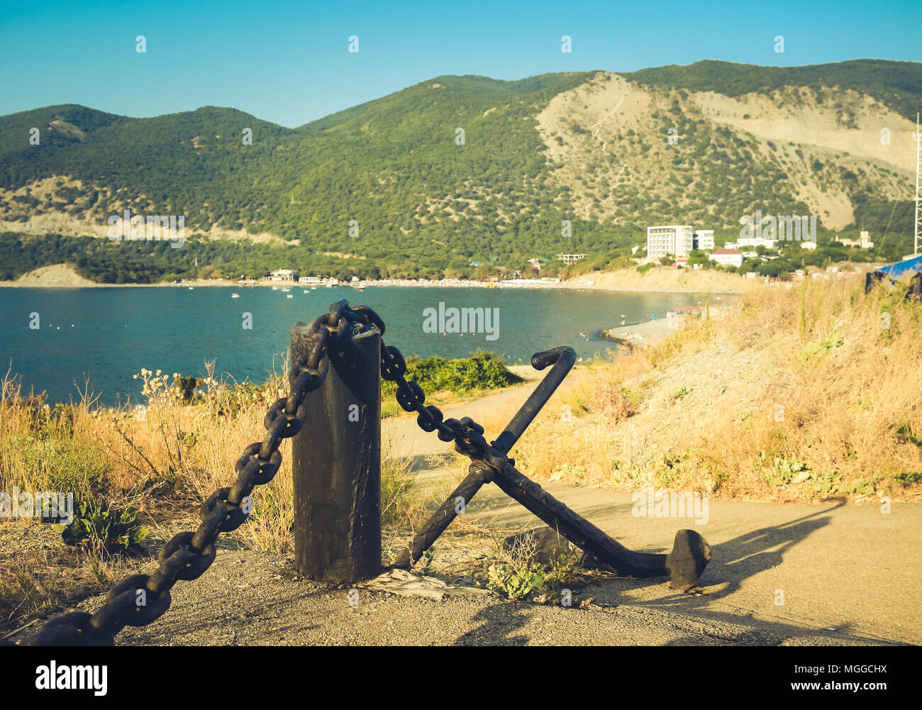 Russia, Regione Krasnodar, Bolshoy Utrish - Vista sul mare della baia e le montagne del Caucaso. Tonica immagine. Foto Stock