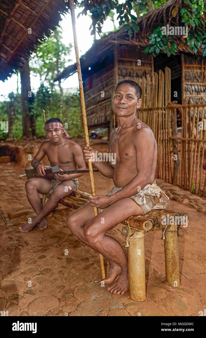 Ritratto di due indigineous Palawano filippino tribesmen in corrispondenza di Palawan Giardino Eco e villaggio tribale in Puerto Princesa, PALAWAN FILIPPINE. Foto Stock