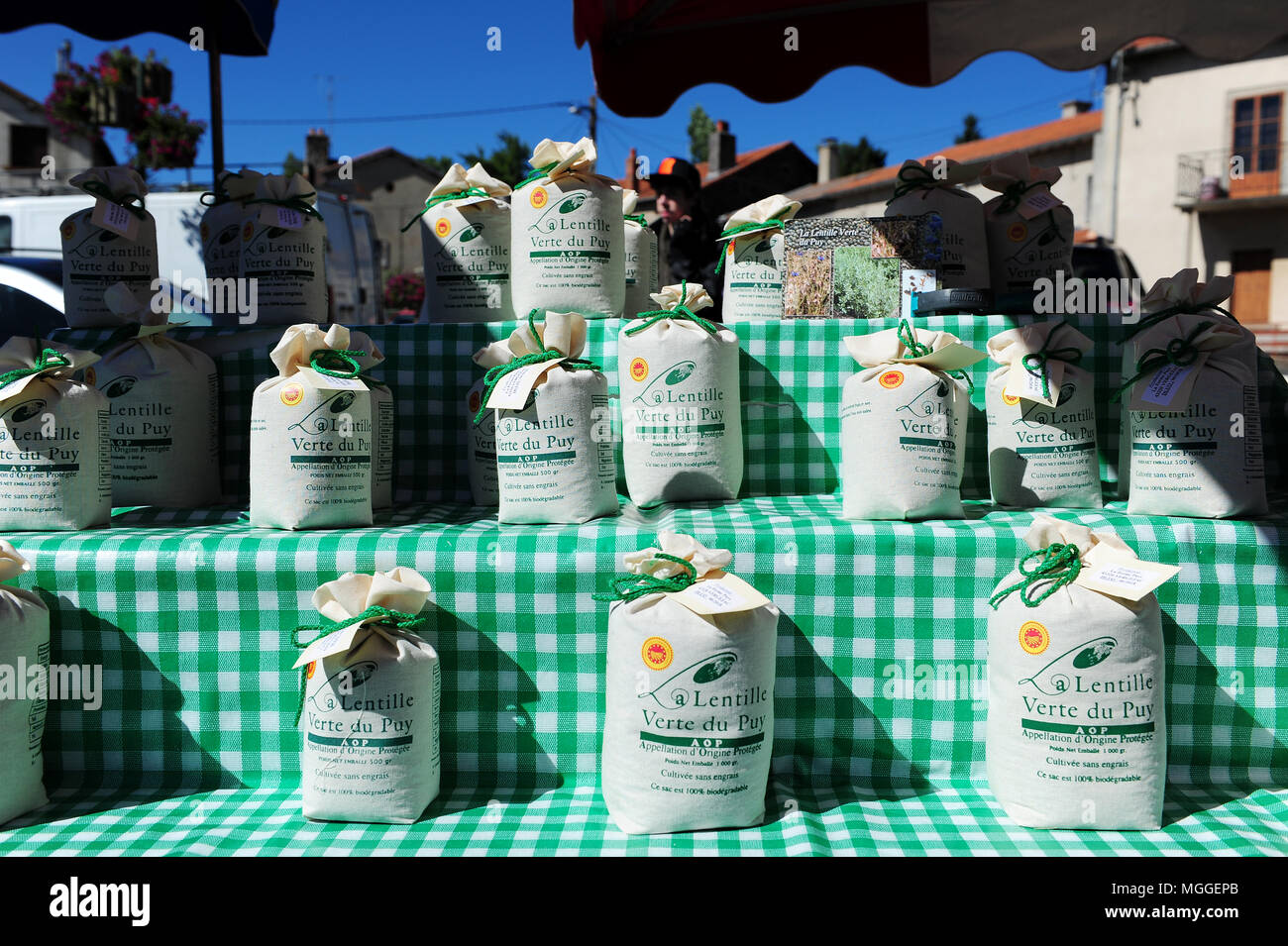 Green Puy lenticchie per la vendita al mercato settimanale nel villaggio di a Costaros, nella regione francese di Le Puy Foto Stock