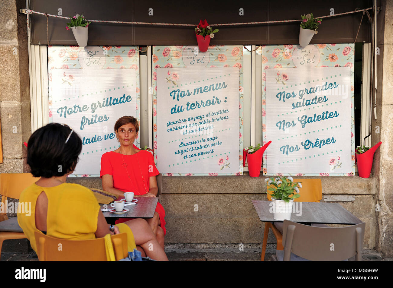 Due donne di bere il caffè in un ristorante di pubblicità di prodotti locali in Le-Puy-en-Velay, Francia Foto Stock