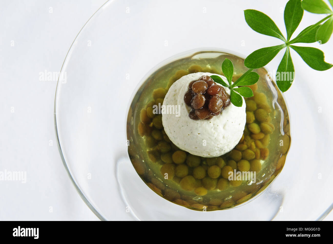 A Puy lenticchia-basato dessert creati da chef stella Michelin Régis Marcon (Lentilles vertes du Puy confites à la vanille et gelée d'asperule odorante) Foto Stock