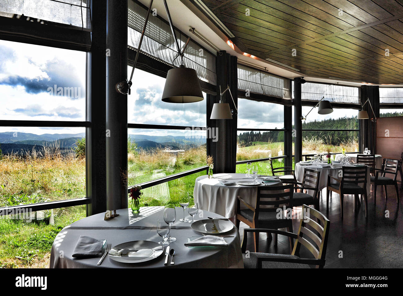 Raffinato e con una vista sulla campagna Auvergne a Michelin di tre-stella Régis et Jacques Marcon ristorante in Saint-Bonnet-le-froid, Francia Foto Stock