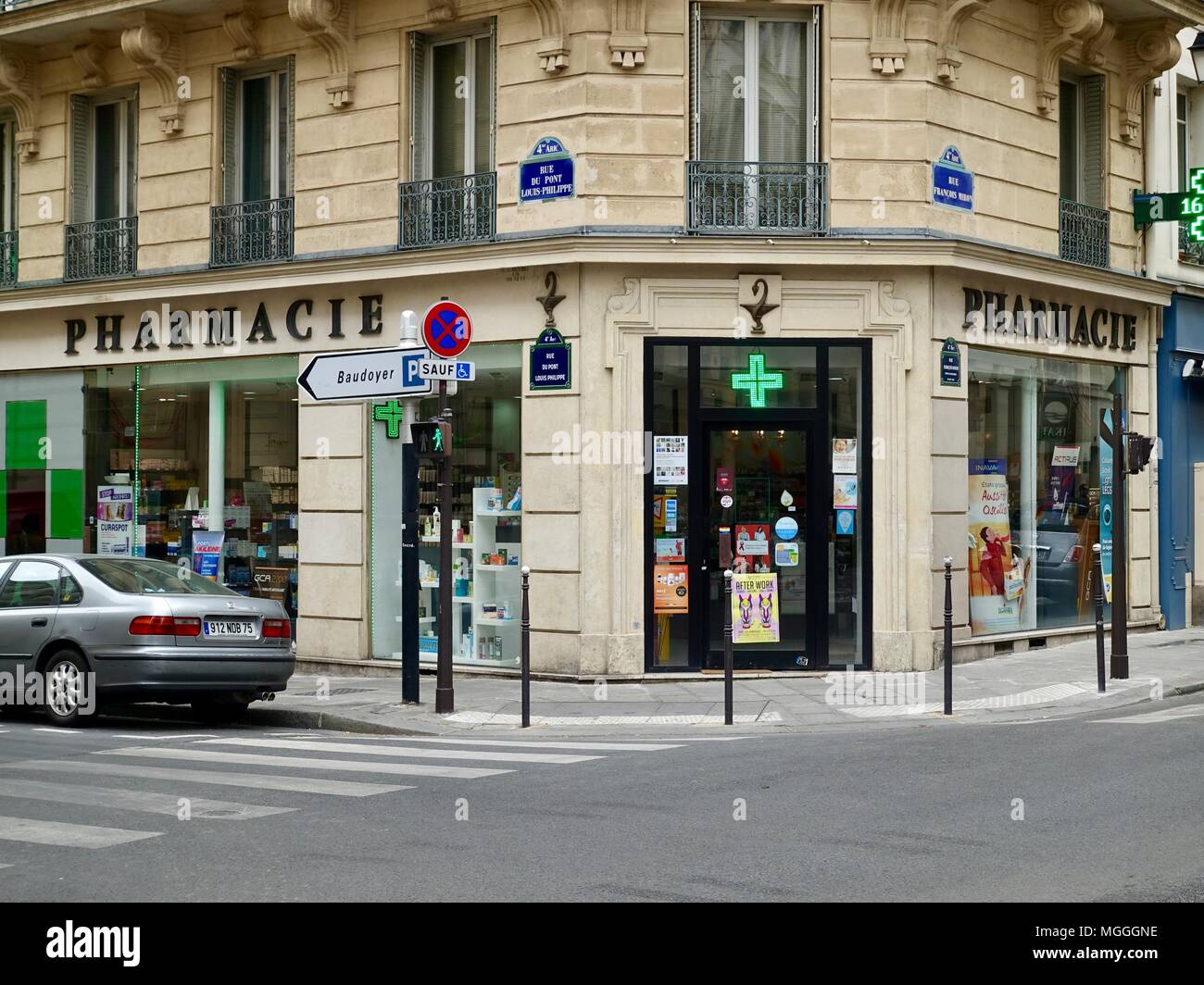 Angolo farmacia nel quartiere del Marais, Paris, Francia. Foto Stock