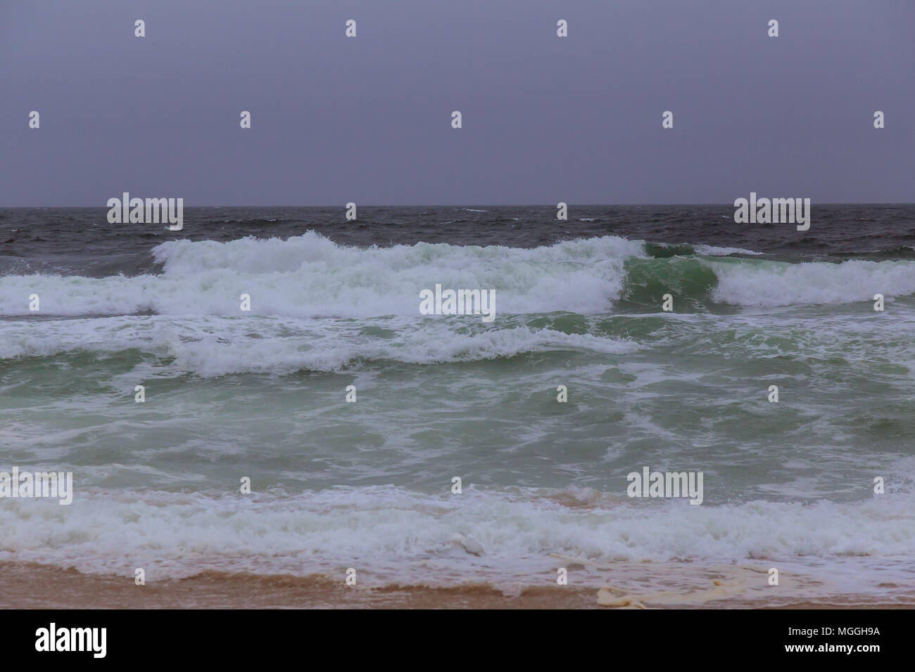 Ocean acqua calda evapora rapidamente quando a secco ed a freddo aria soffia su di essa - raro fenomeno Foto Stock