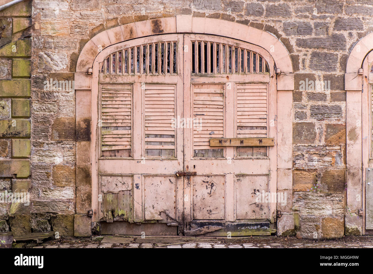 Vecchie porte stabile in una fattoria in Scozia Foto Stock