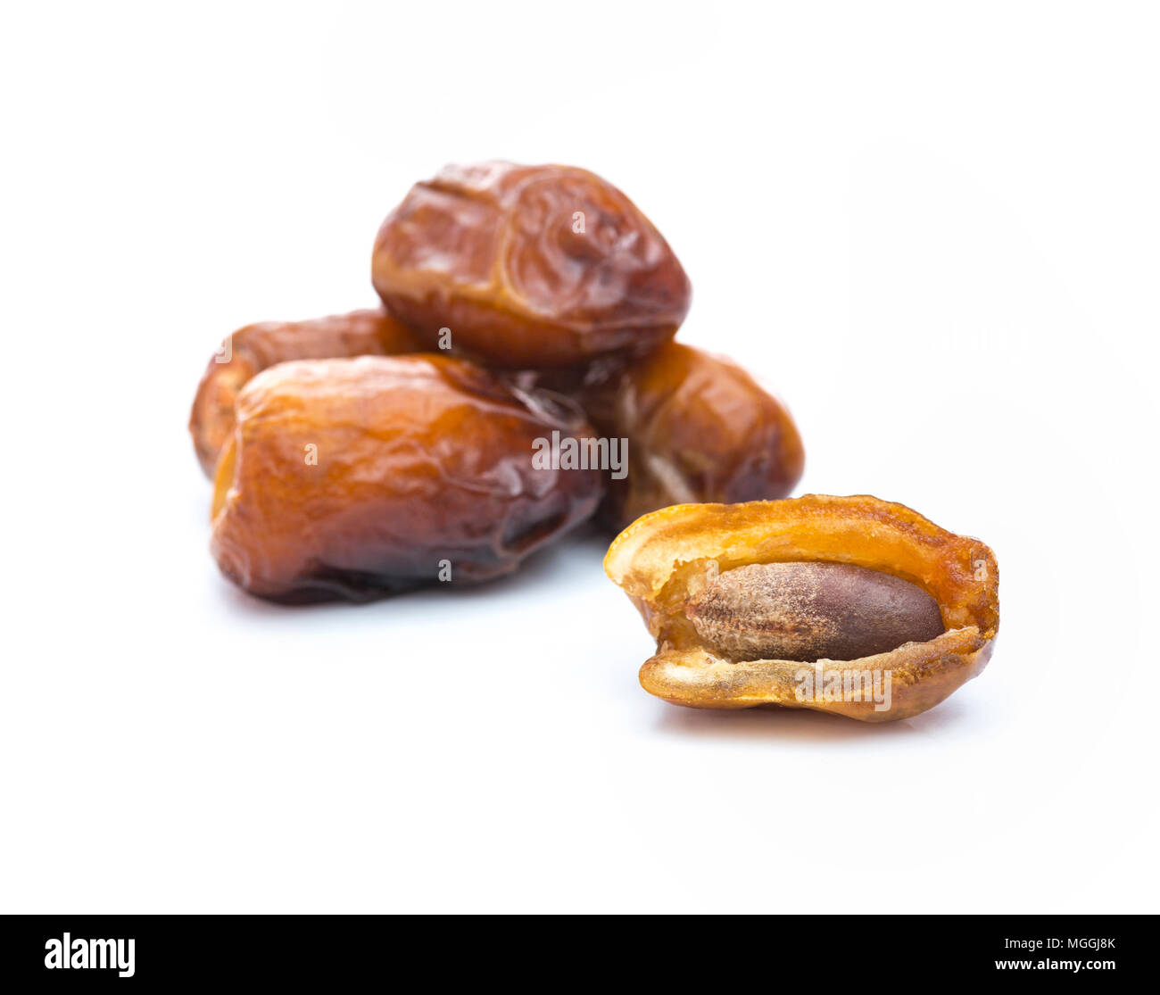 Il Ramadan Datteri e kernel Isoalted su sfondo bianco Foto Stock
