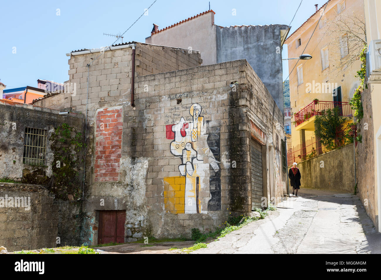 Murales in Orgosolo Italia dal circa 1969 i dipinti murali riflettono diversi aspetti della Sardegna La lotte politiche e questioni internazionali Foto Stock