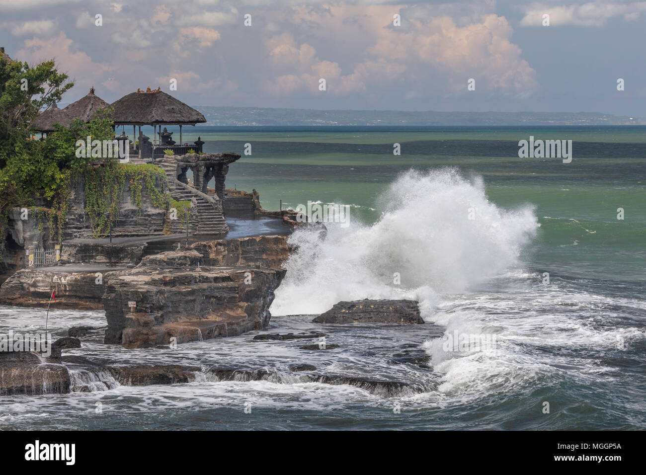 Onde che si infrangono sulla pura Tahah molto tempio del mare sul Mare di Bali, Indonesia Foto Stock
