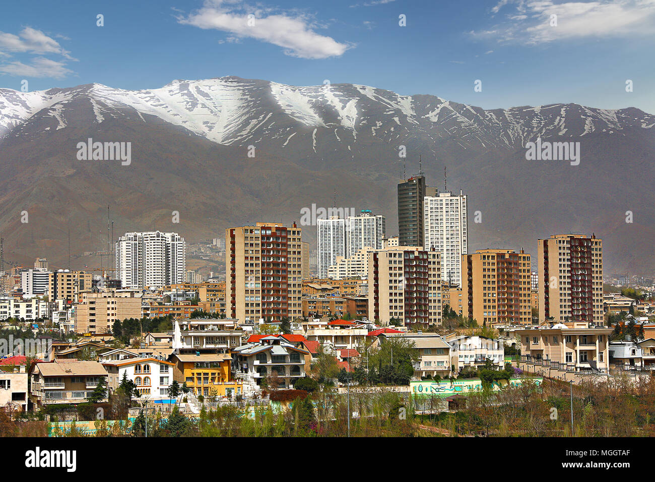 Skyline di Teheran, Iran con edifici alti contro montagne innevate. Foto Stock