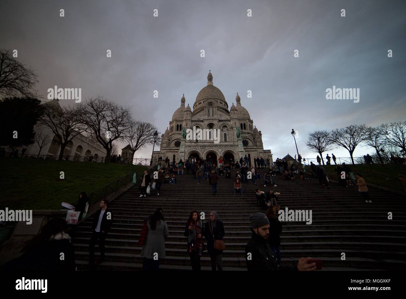 Una vista da passi alla ricerca fino al Sacré-Coeur di Parigi. La scalinata che conduce alla basilica Sacré-Coeur. La Basilica del Sacro Cuore di Parigi. Foto Stock