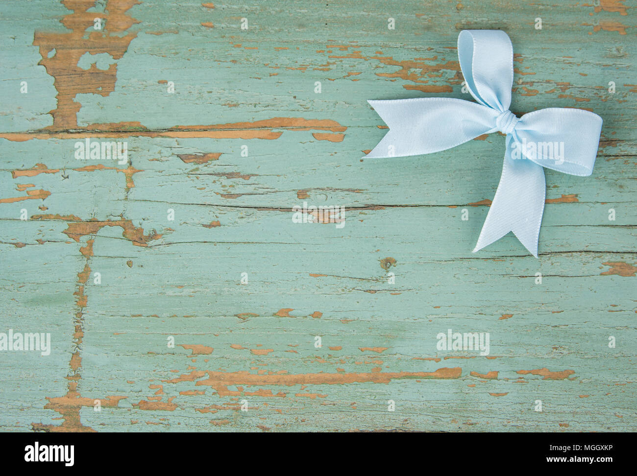 Prua blu nell'angolo del grunge backgrond Foto Stock