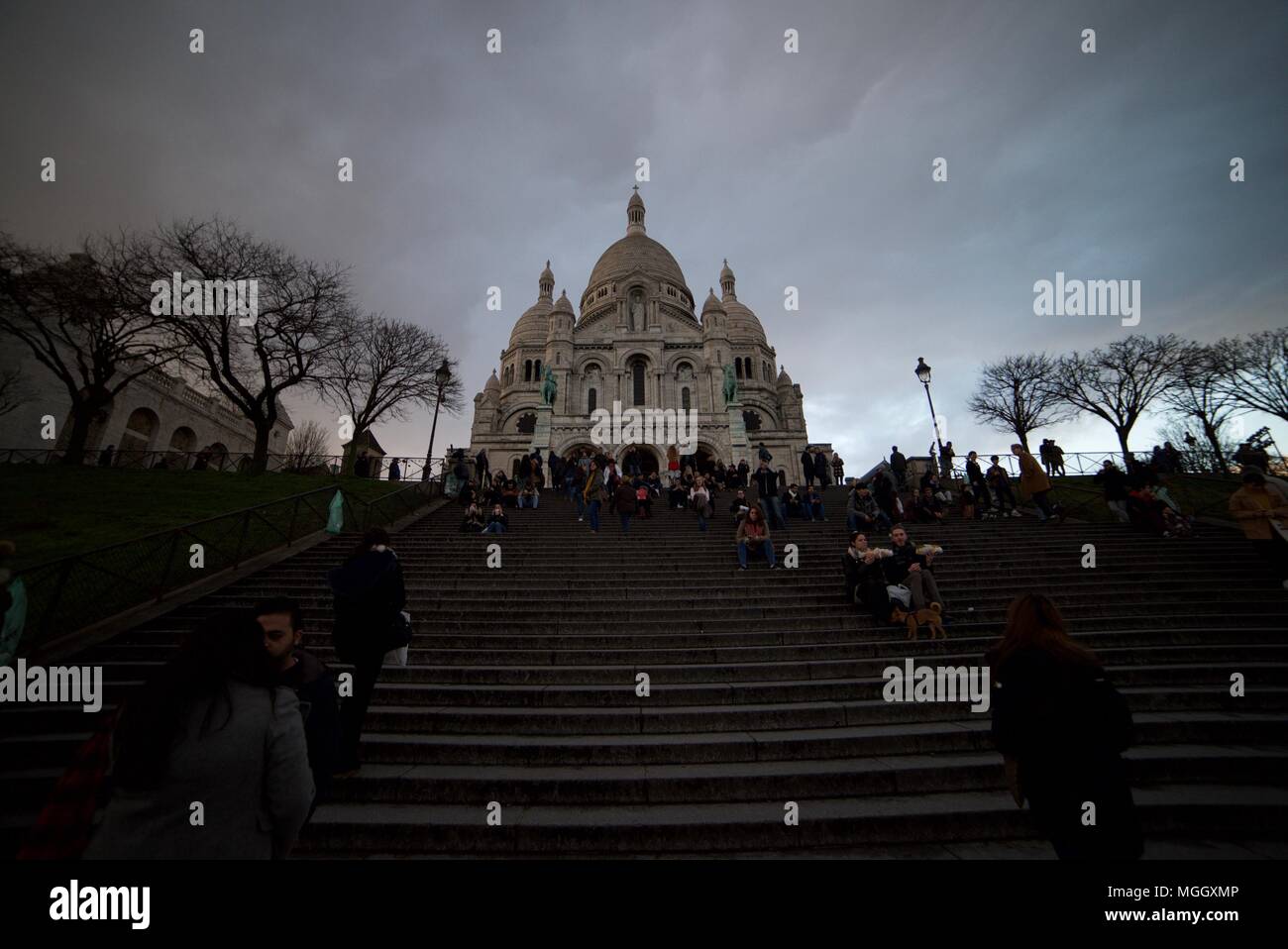 Una vista da passi alla ricerca fino al Sacré-Coeur di Parigi. La scalinata che conduce alla basilica Sacré-Coeur. La Basilica del Sacro Cuore di Parigi. Foto Stock