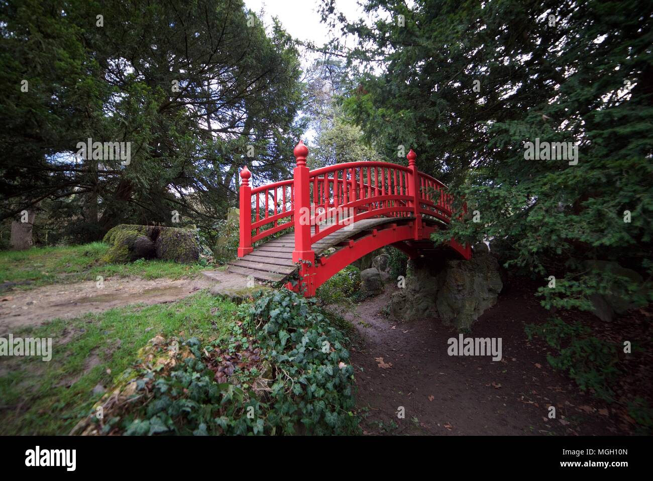 Tradizionali asiatici rosso ponte in legno presso il parc boulogne-Edmond de Rothschild Foto Stock