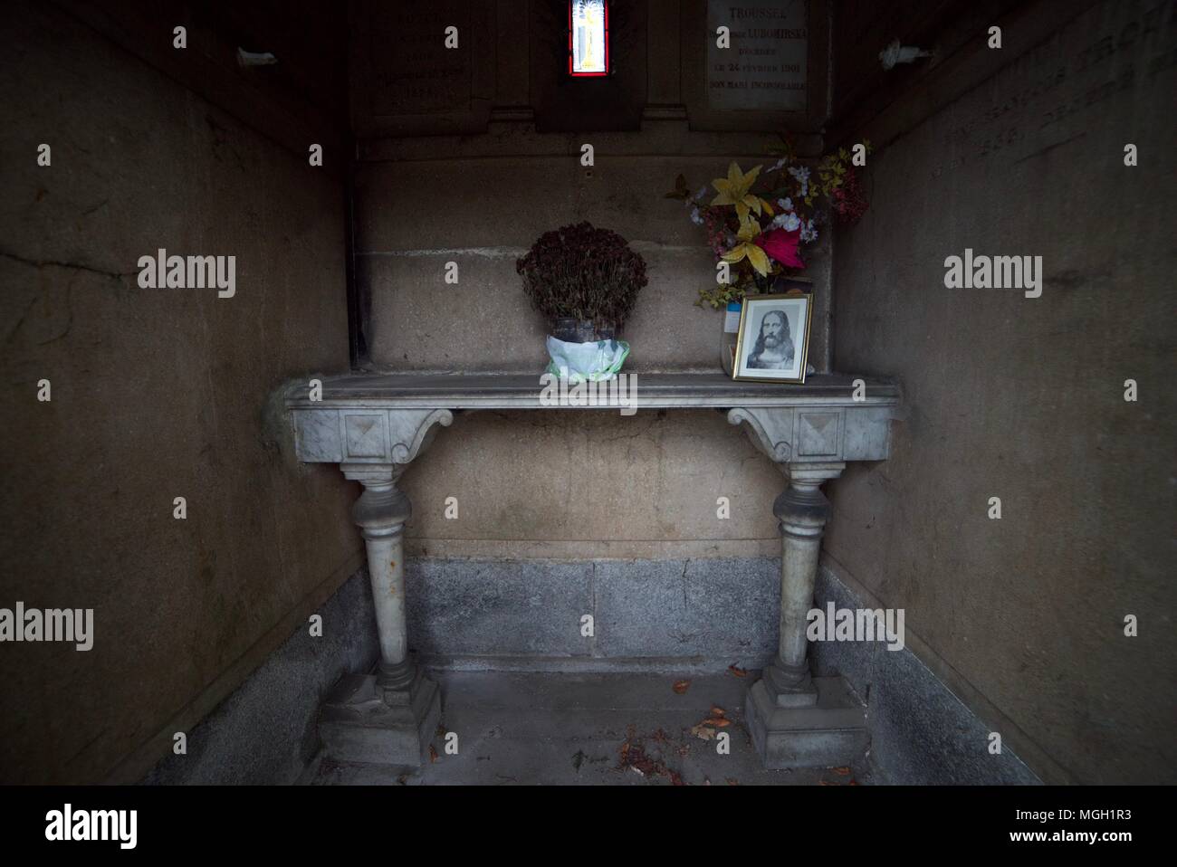 Memorial santuario dentro una tomba presso il Cimitero di Père Llachaise cimitero di Parigi Foto Stock