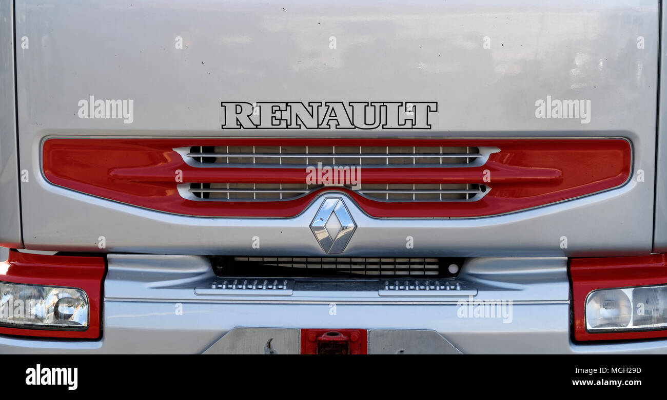 Braunschweig, Bassa Sassonia, Germania - 15 Aprile 2018: anteriore di un grande camion del marchio Renault, fotografato in stato di fermo in un parcheggio Foto Stock