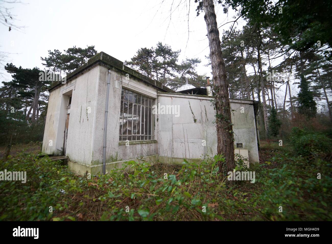 Casa abbandonata nei boschi a umani abbandonati zoo a Parigi (Padiglione tunisino/Jardin d'Agronomie Tropicale) Foto Stock