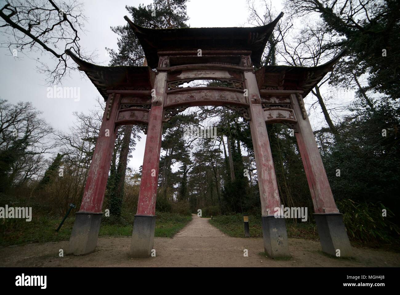 Grande cancello asiatici all'ingresso del umani abbandonati zoo a Parigi (Jardin d'Agronomie Tropicale) Foto Stock