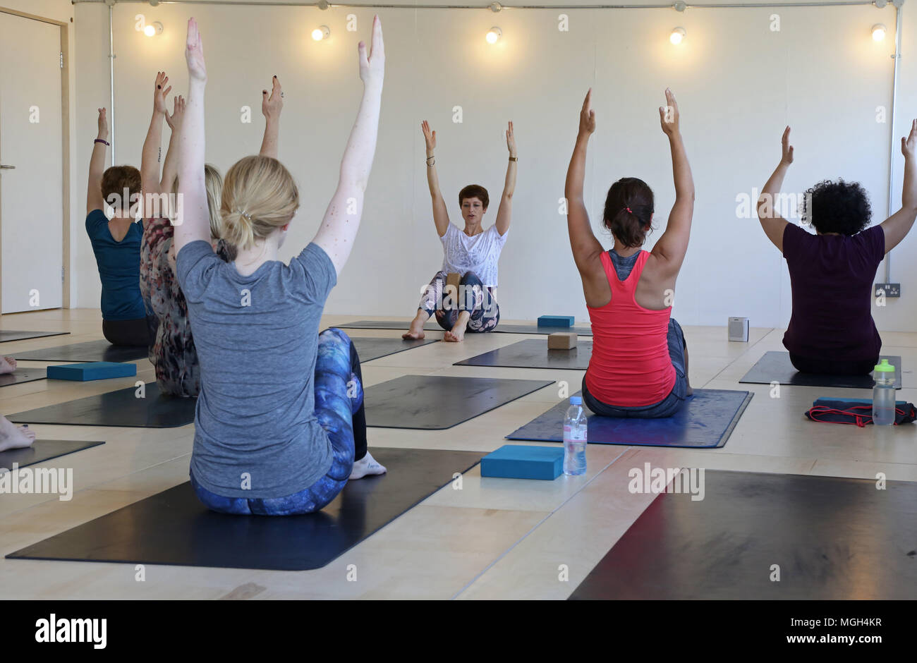 Una classe di pilates in corso al Peckham livelli, i nuovi convertiti parcheggio multipiano in questa ora-parte alla moda di South East London, Regno Unito Foto Stock