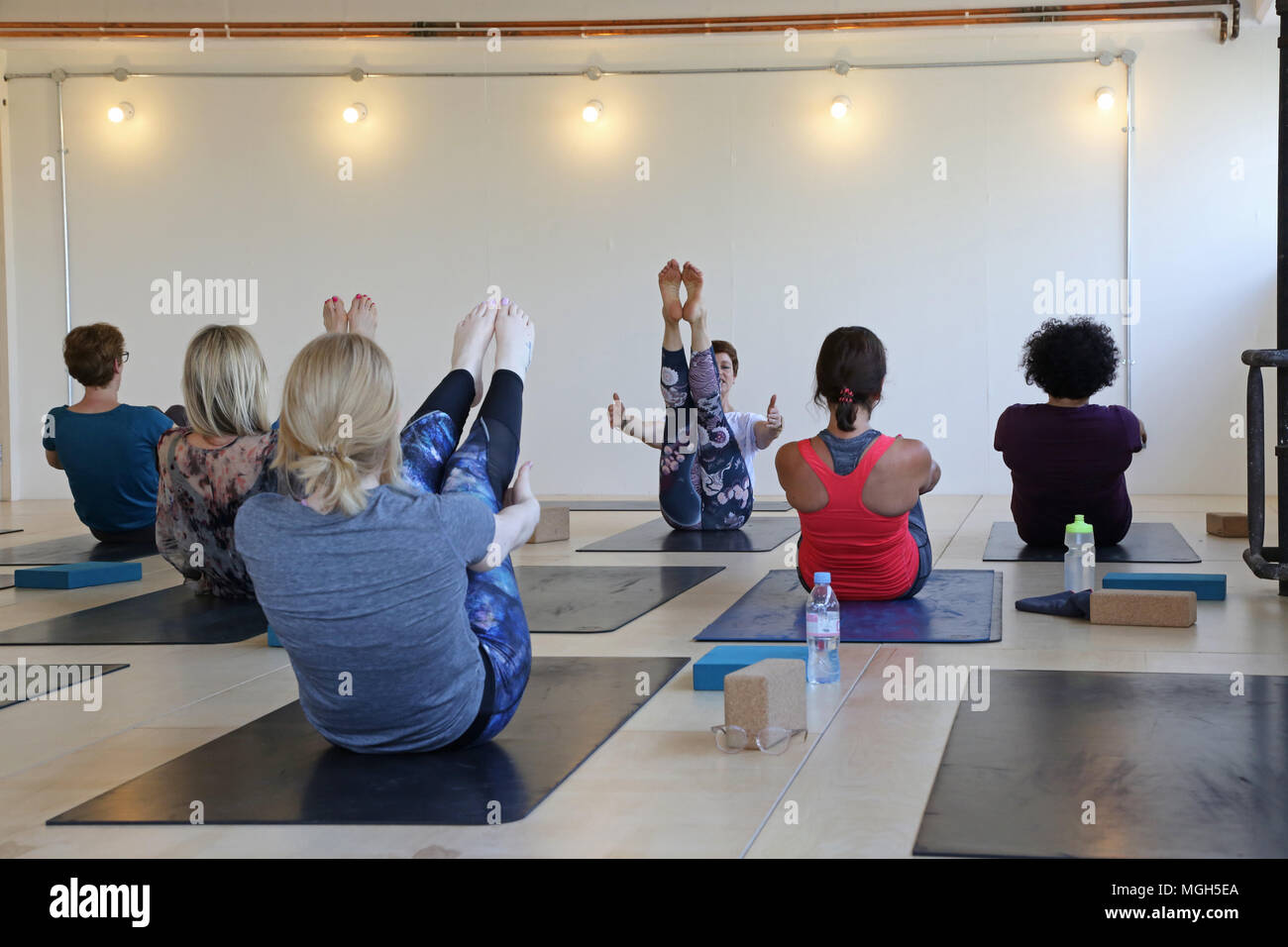 Una classe di pilates in corso al Peckham livelli, i nuovi convertiti parcheggio multipiano in questa ora-parte alla moda di South East London, Regno Unito Foto Stock
