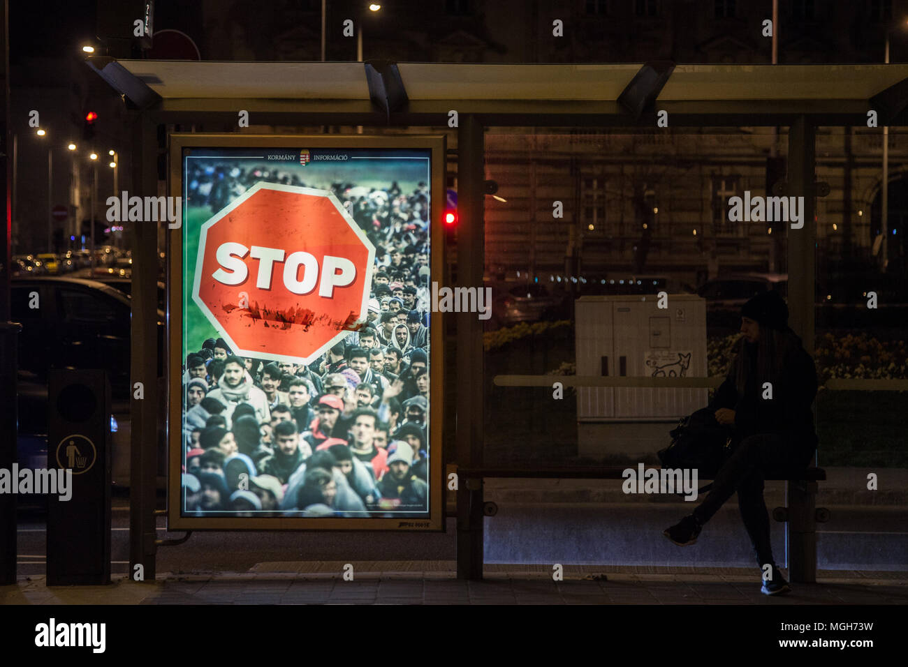 BUDAPEST, Ungheria - 7 Aprile 2017: Anti immigrazione poster da Viktor Orban di governo nelle strade di Budapest durante il 2018 le elezioni generali c Foto Stock