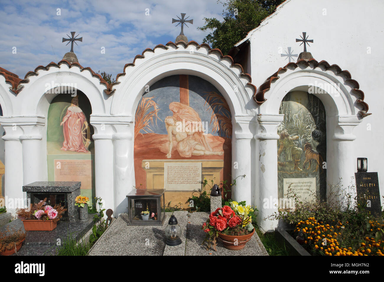 Funerale di cappelle con pitture murali presso il cimitero del villaggio in Albrechtice nad Vltavou nella regione della Boemia del Sud, Repubblica Ceca. Santa Caterina di Alessandria, la Pietà e la visione di Saint Hubert sono raffigurati nelle cappelle da sinistra a destra. Funerale cappelle poste sul muro del cimitero erano decorati con pitture murali nel 1840s del pittore locale František Mikule condotte con il parroco Vít Cíza, che compose anche poesie per ogni murale. I murales sono stati ridipinti diverse volte durante il XIX e XX secolo e completamente restaurato dal team guidato da Jitka Musilová nel 2010-2013. Foto Stock