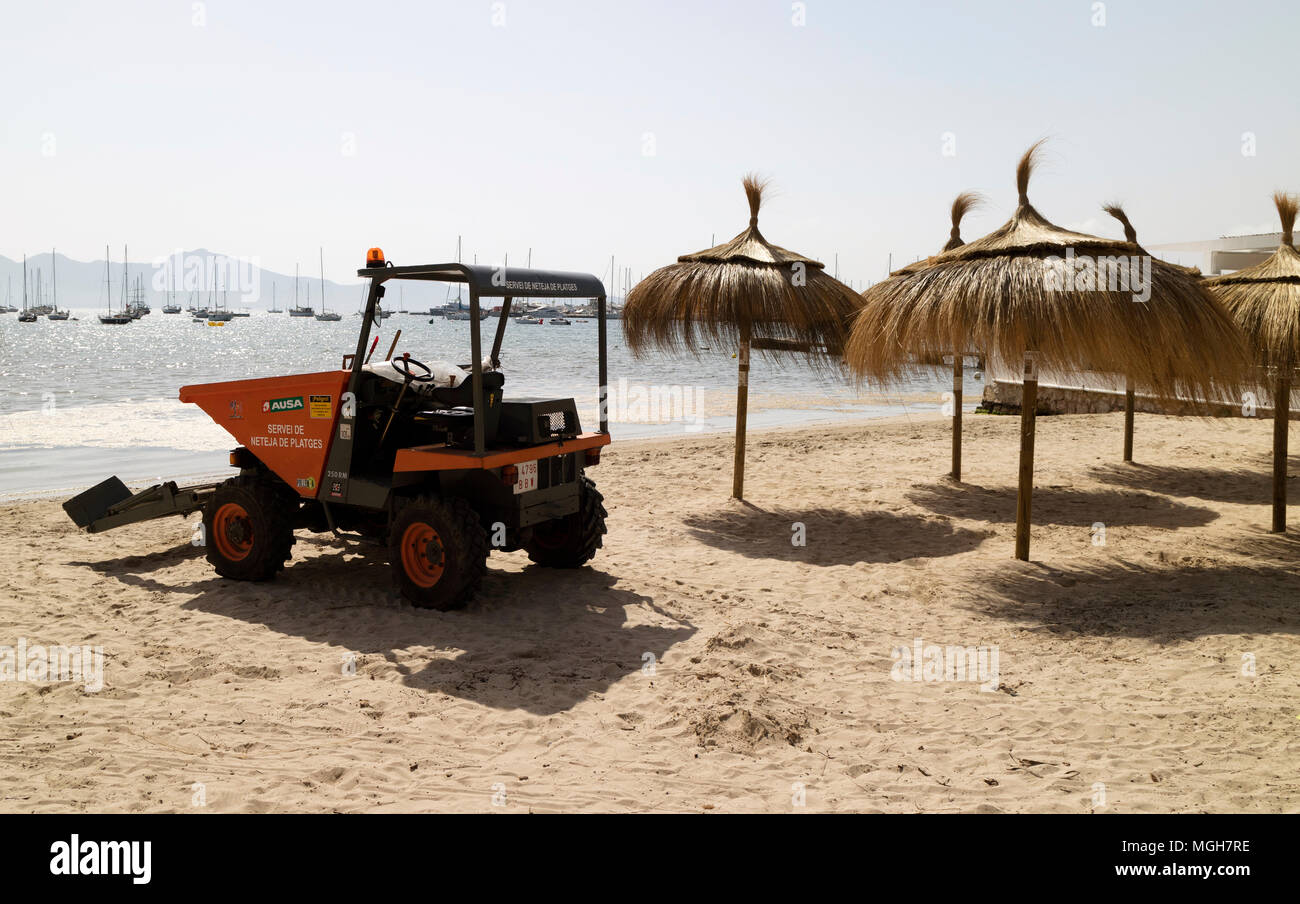 Porto Pollensa, Mallorca, Spagna, 2018. Pulizia spiaggia macchina parcheggiata sulla sabbia nella zona del porto di Porto Pollensa Foto Stock