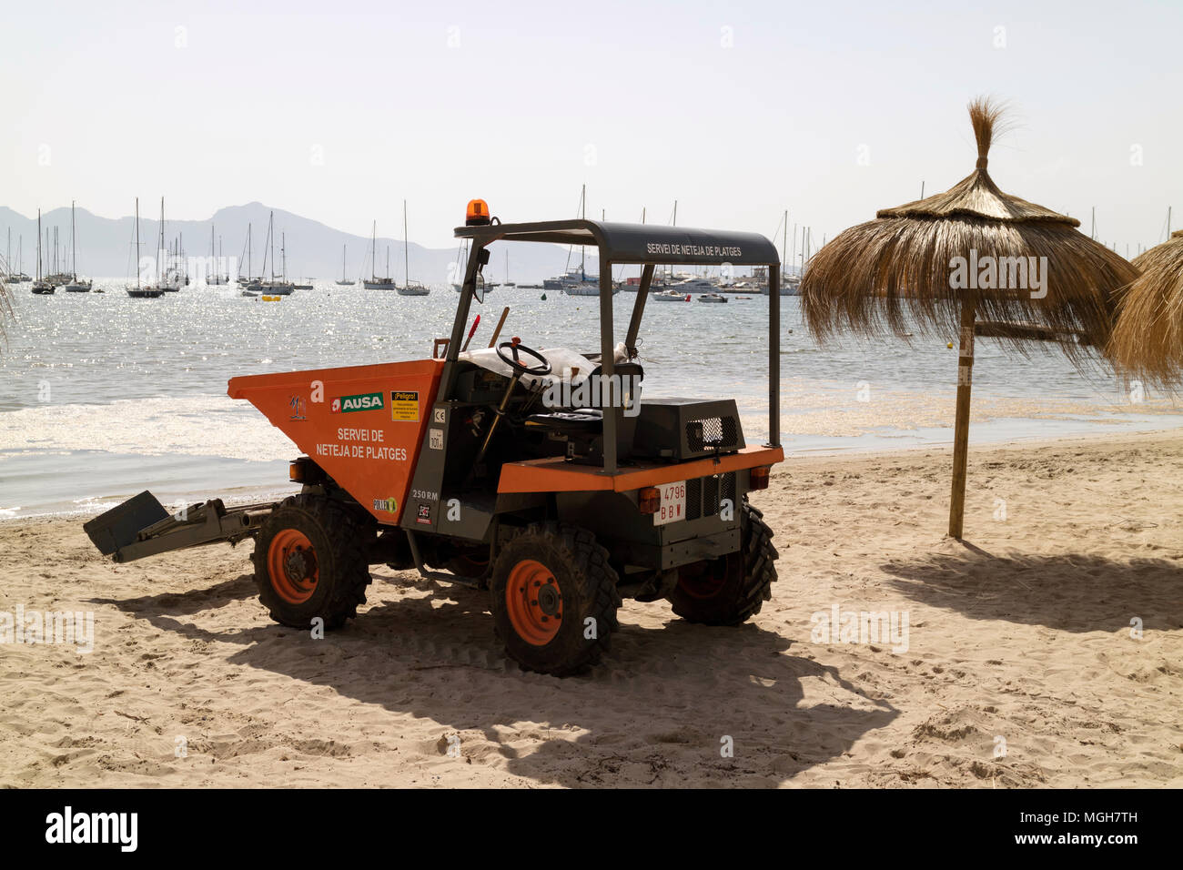 Porto Pollensa, Mallorca, Spagna, 2018. Pulizia spiaggia macchina parcheggiata sulla sabbia nella zona del porto di Porto Pollensa Foto Stock
