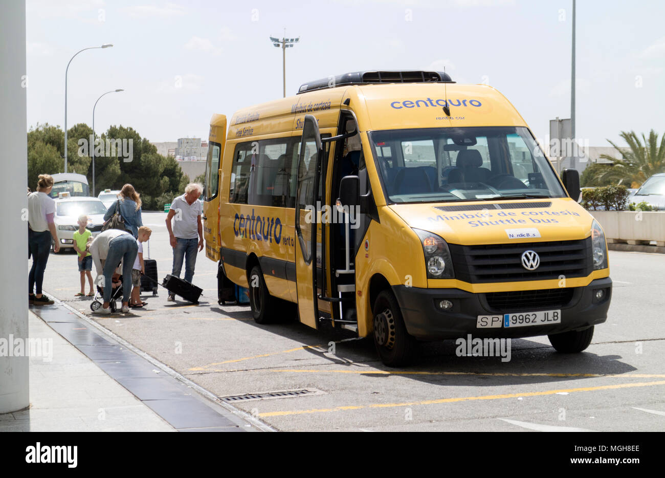 Palma Aeroporto Internazionale, Mallorca, Spagna, noleggio auto navetta facendo scendere i passeggeri al terminal delle partenze. Foto Stock