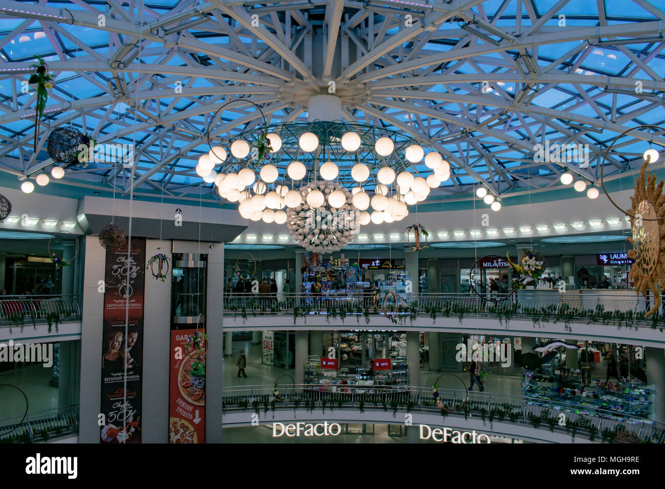 Lampadario nel centro commerciale di Minsk Nezavisimosti pl 21 Foto Stock