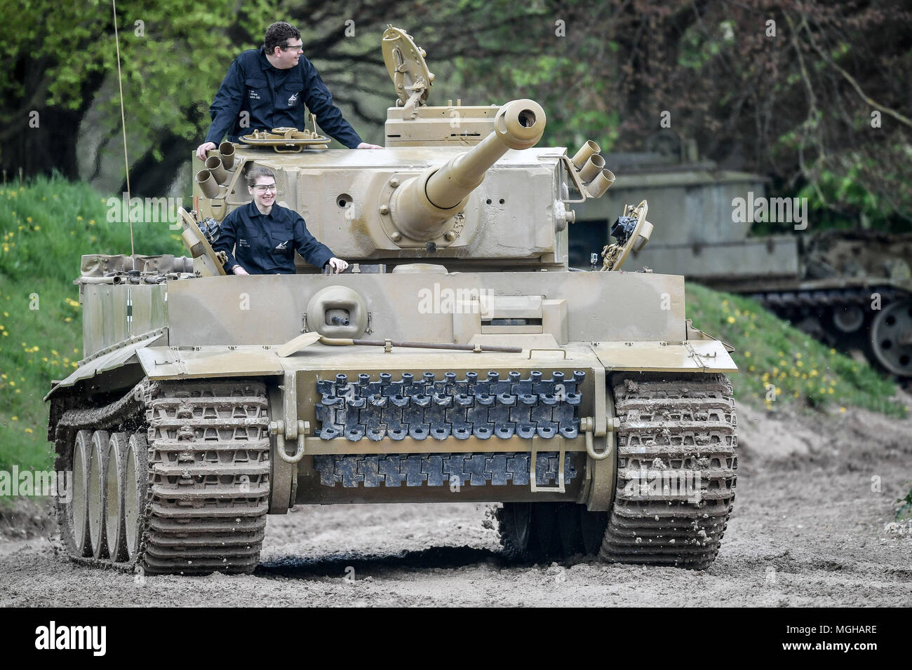 L'unico carro armato funzionante al mondo, Tiger 131, guida intorno al campo da carro armato al Tank Museum di Bovington, Dorset, mentre l'attrazione ospita il Tiger Day per celebrare il 75° anniversario dell'unica cattura di Tiger Tank funzionante al mondo nel 1943 nel deserto tunisino. Foto Stock