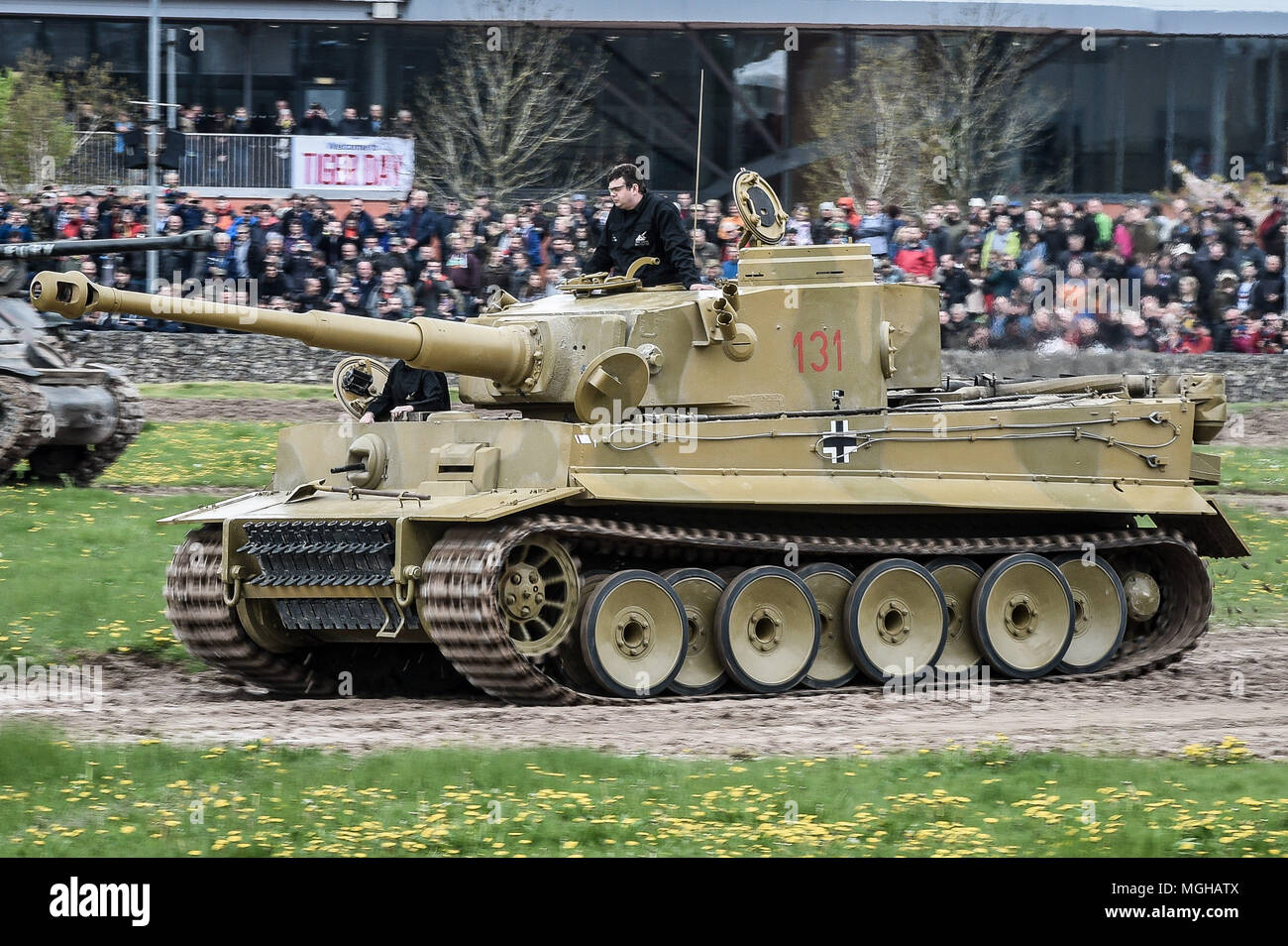 Il lavoro solo Tiger 1 serbatoio nel mondo, Tiger 131, unità attorno alla vasca di corso presso il Museo del serbatoio in Bovington, Dorset, come l'attrazione ospita "Tiger giorno" per contrassegnare il settantacinquesimo anniversario del mondo solo lavoro serbatoio Tiger capture nel 1943 nel deserto Tunisino. Foto Stock