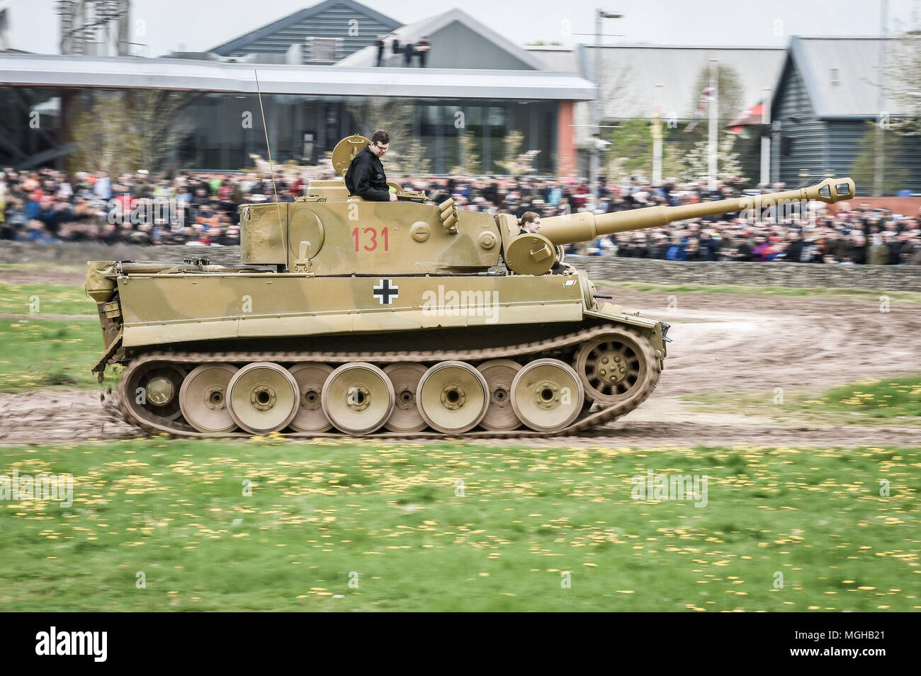 Il lavoro solo Tiger 1 serbatoio nel mondo, Tiger 131, unità attorno alla vasca di corso presso il Museo del serbatoio in Bovington, Dorset, come l'attrazione ospita "Tiger giorno" per contrassegnare il settantacinquesimo anniversario del mondo solo lavoro serbatoio Tiger capture nel 1943 nel deserto Tunisino. Foto Stock