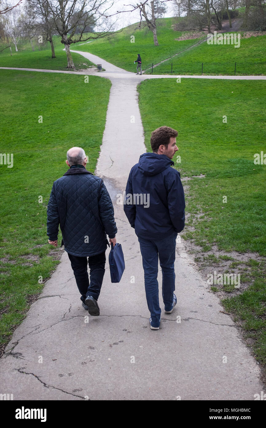 Due ragazzi a piedi giù per un sentiero a Greenwich Park, Londra Foto Stock