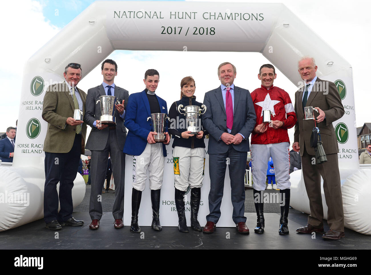 Il Ministro per l'agricoltura, alimentari e il Marine Michael Creed con il Champions Line Up (sinistra-destra) Eddie O'Leary, Patrick Mullins, Donie McInerney, Lisa O'Neill, Davy Russell e Willie Mullins durante il giorno cinque del Festival di Punchestown 2018 a Punchestown Racecourse, nella contea di Kildare. Foto Stock