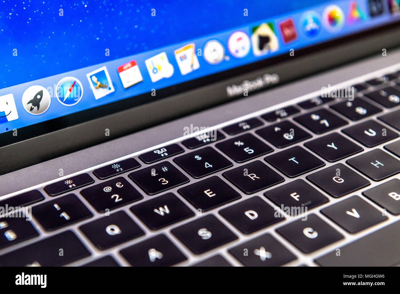 Apple MacBook Pro scheda chiave con dock bar. Foto Stock